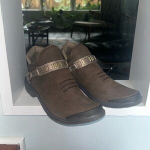 BZees brown ankle boots